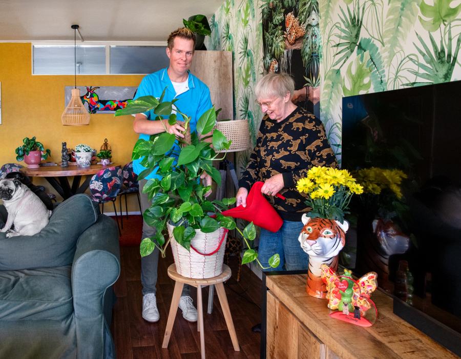 Medewerker HulpThuis ondersteunt thuis bij mevrouw.
