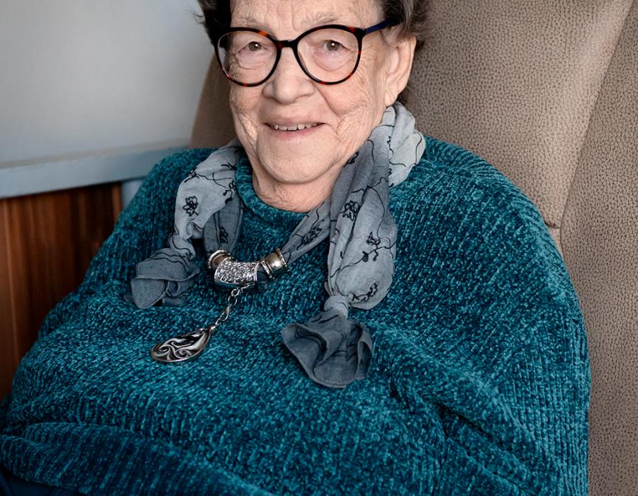 mevrouw Huijbers-Kuiper in haar stoel