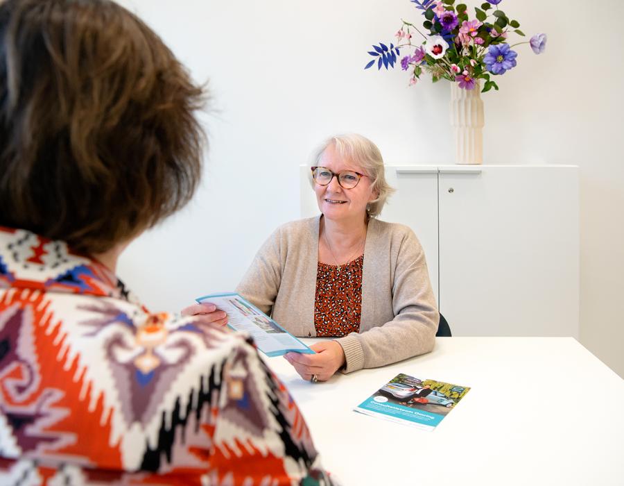 Omringpashouder in gesprek met zorgconsulent