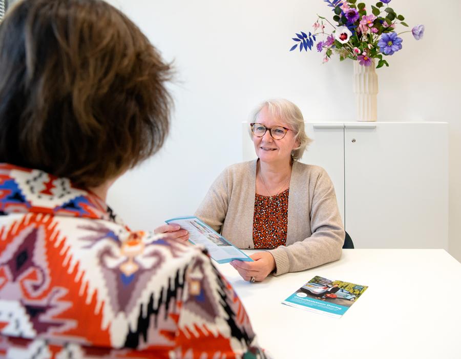 Ingrid in gesprek met zorgconsulent
