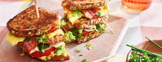 Clubsandwich met hummus en kalkoenfilet