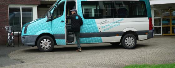 Omring bus met chauffeur die instapt