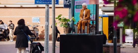 oudere als levend billboard bij Hoorn CS 