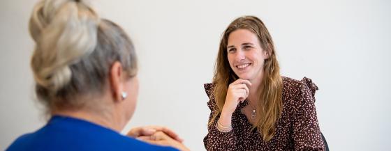 De zorgconsulent is er voor allerlei vragen die u kunt hebben in het zorglandschap. Ze is in gesprek met een naaste op het Gezondheidsplein in Hoorn.