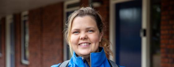 Medewerker van het thuiszorgteam is klaar om op de fiets te stappen.