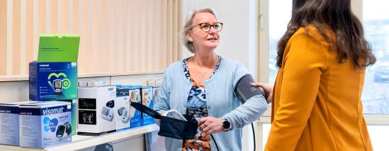 Klant wordt geholpen door een medewerker van de Omringwinkel