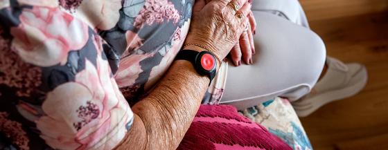 Mevrouw heeft alarmknop aan haar pols