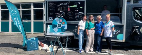 Medewerkers van Omring poseren bij de ijscokar, die klaarstond tijdens het Bring a Friend Xtra Event. Dat smaakt naar meer!