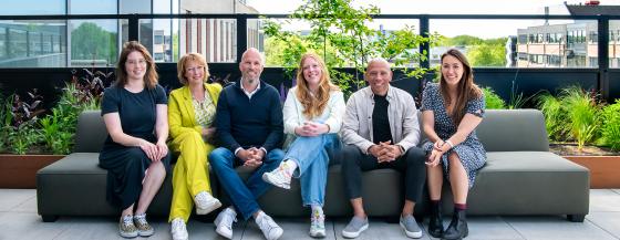 Projectgroep CSRD poseert naast elkaar: zij houden zich o.a. bezig met beleid rondom het verduurzamen van zorg.
