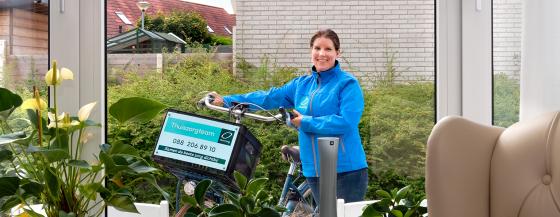 Medewerker van Omring thuiszorg in Andijk staat voor de deur van een woning.
