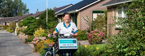 Medewerker van thuiszorgteam Wieringen op pad door de wijk.