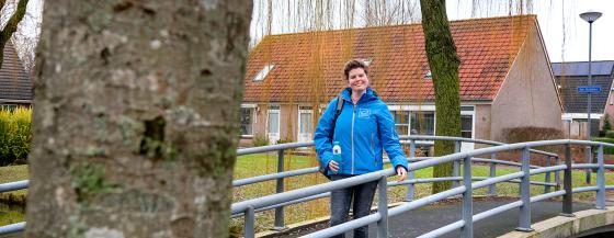 Medewerker van Omring thuiszorg poseert middenin de wijk.