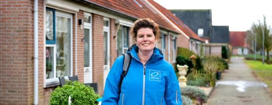Medewerker van het thuiszorgteam in Wervershoof staat middenin de wijk.