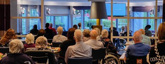 de film 'Omzien naar elkaar' op scherm in Rigtershof