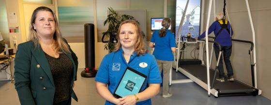 Marije Holstege en Aurelie Oosterlynck in fysiotherapieruimte