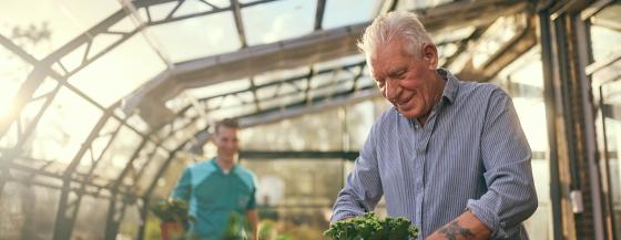 Vrijwilliger in de tuin
