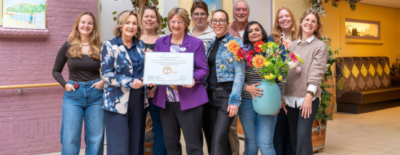Medewerkers van Omringlocatie Lindendael, het MVO-team en het bestuur van Omring poseren trots met het bronzen certificaat.