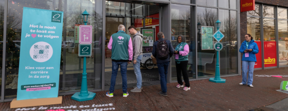Foto van de straatactie van Omring voor winkelcentrum het Streekhof in Bovenkarspel