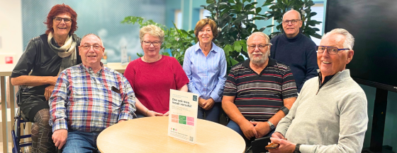 Groepsfoto van 7 leden van de cliëntenraad thuiszorg die poseren voor de camera.