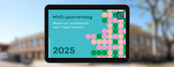 Een iPad met daarop het digitale MVO-jaarverslag 2025 van Omring. Op de achtergrond staat Omringlocatie De Tuunwal.