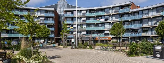 Gevel van woonlocatie Betsy Perk in Hoorn, met balkons, groenvoorziening en centrale entree.