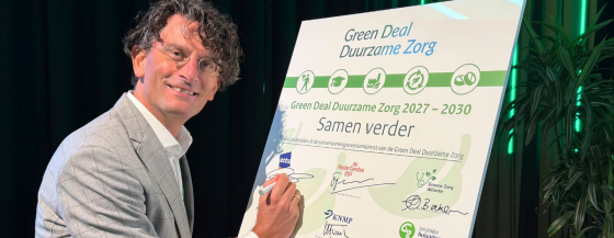 Omringbestuurder Robin Bremekamp ondertekent de Green Deal Duurzame Zorg 2027-2030.