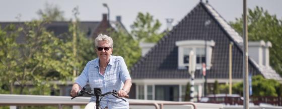 mevrouw Gitsels op de fiets